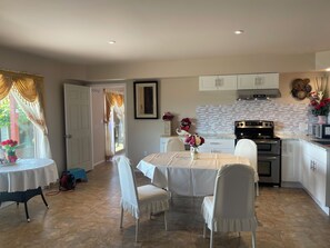 City-Villa | Eigene Küche | Großer Kühlschrank, Mikrowelle, Ofen