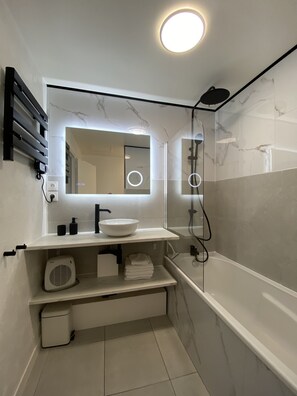 ヘアドライヤー、バスローブ、タオル、トイレットペーパー