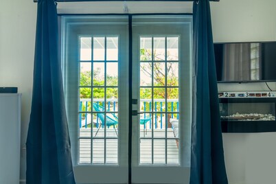 Tulixx Onyx. Peaceful quiet, waterfront designer updated apartment.