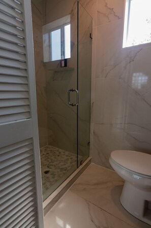 Douche, sèche-cheveux, serviettes fournies, savon