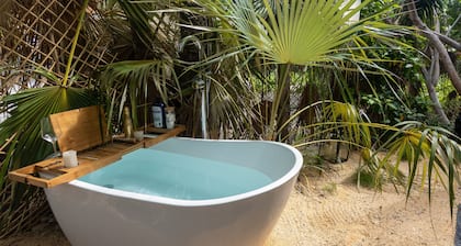 Tulixx Onyx. Peaceful quiet, waterfront designer updated apartment.