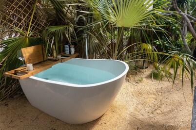 Tulixx Onyx. Peaceful quiet, waterfront designer updated apartment.