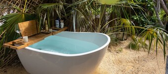 Tulixx Onyx. Peaceful quiet, waterfront designer updated apartment.