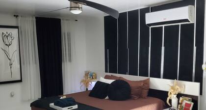 Tulixx Onyx. Peaceful quiet, waterfront designer updated apartment.