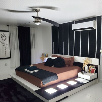Tulixx Onyx. Peaceful quiet, waterfront designer updated apartment.