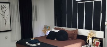 Tulixx Onyx. Peaceful quiet, waterfront designer updated apartment.