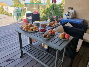 Outdoor dining - Spacious villa, 4 bedrooms, air-conditioned, infinity pool, sea and hill views! (LA CADIERE D AZUR)