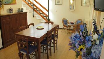 Villa, 3 habitaciones, patio, vista al jardín | Comedor