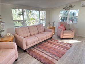 Smart TV - The Crab Shack: Cosy, Secluded, lots of bird watching, 3 mi. from Fort Myers Bch (Fort Myers Beach)