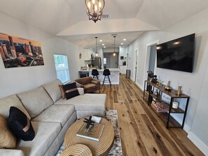 Smart TV - ~ Houston Heights 4-plex with patio ~ (Houston)