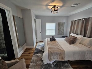 5 bedrooms, desk, iron/ironing board, free WiFi - ~ Houston Heights 4-plex with patio ~ (Houston)