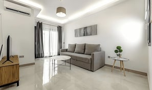 Apartamento superior | Zona de estar | Una televisión de pantalla plana