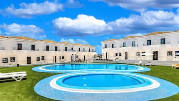 2 outdoor pools
