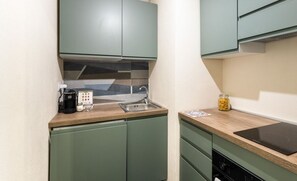 Réfrigérateur, four, plaque de cuisson, cafetière/bouilloire