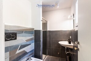 Sèche-cheveux, serviettes fournies