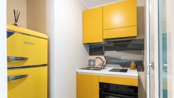 Fridge, oven, stovetop, coffee/tea maker