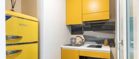 Réfrigérateur, four, plaque de cuisson, cafetière/bouilloire