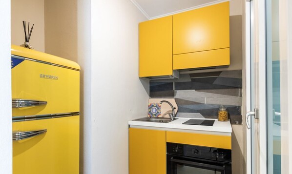 Fridge, oven, stovetop, coffee/tea maker