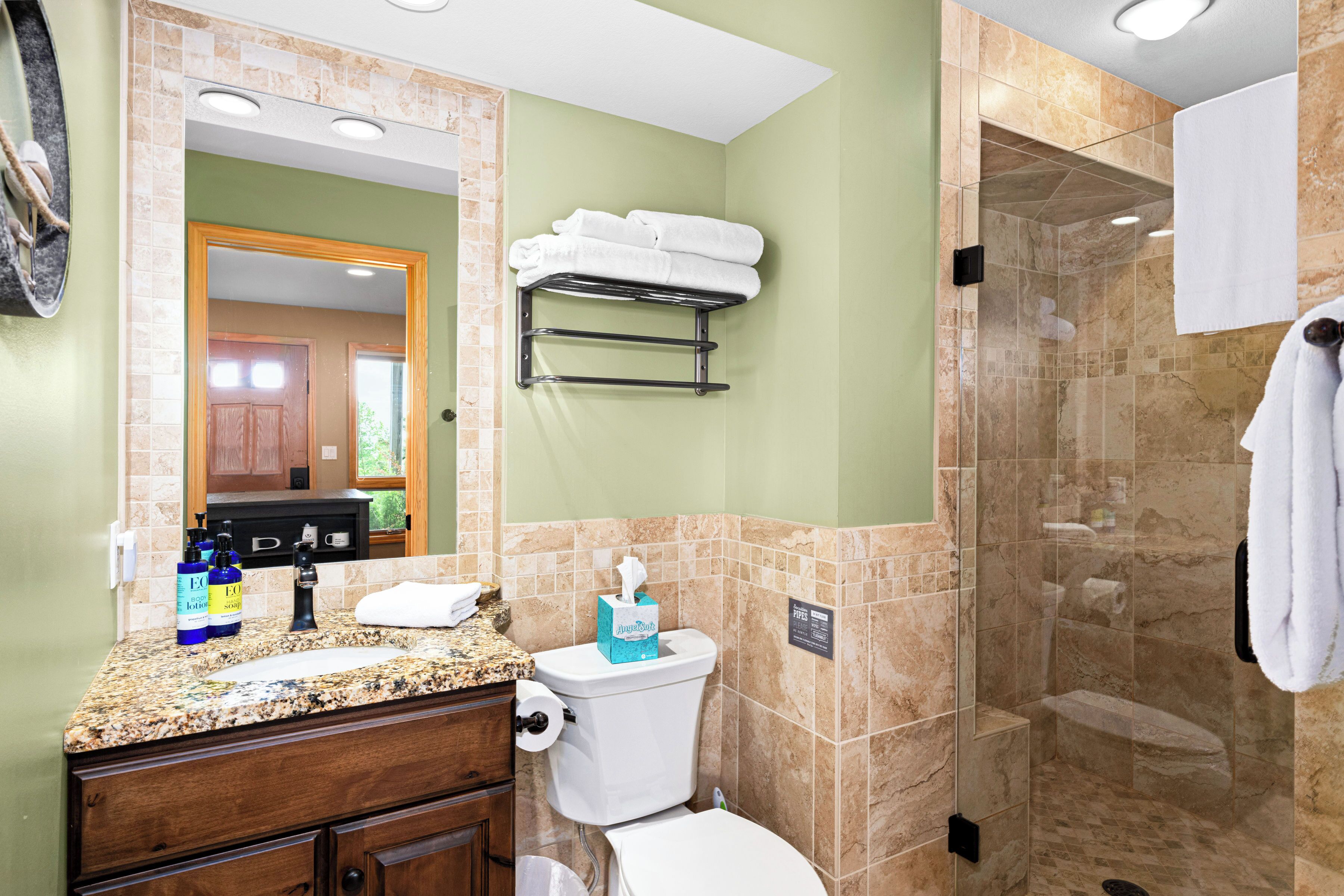 Douche, sèche-cheveux, serviettes fournies, savon