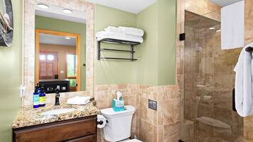 シャワー、ヘアドライヤー、タオル、石鹸