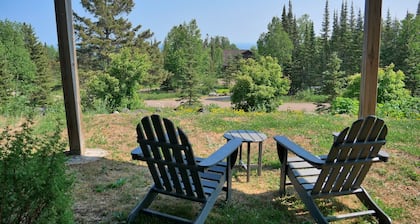 Suite with lake views next to golf course, hiking and winery! Pet friendly.