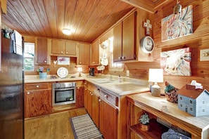 Casa, letti multipli, patio (12564 FM 2093) | Cucina privata | Frigorifero, microonde, forno, piano cottura