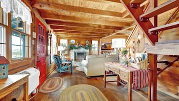 House, Multiple Beds, Patio (12564 FM 2093) | Interior