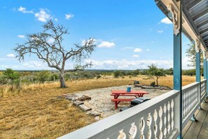 House, Multiple Beds, Patio (12564 FM 2093) | Outdoor dining