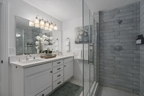 Douche, baignoire à remous, séchoir à cheveux, serviettes fournies