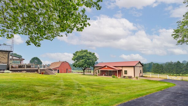 A rural property with a barn, a house with a porch, and a fenced pasture. - Amazing views, hot tub/outdoor fireplace, countryside, farm (Navarre)