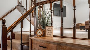 A wooden desk with a clock, a potted plant, and a sign that reads "OPEN MIND OPEN HEART". - Amazing views, hot tub/outdoor fireplace, countryside, farm (Navarre)