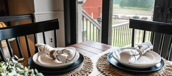 Amazing views, hot tub/outdoor fireplace, countryside, farm with calves & goats.