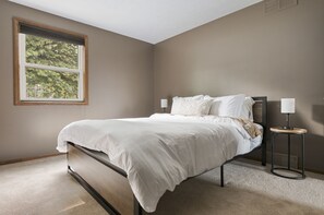 4 عدّة غرف نوم وخزنة داخل الغرفة ومكتب ومكواة/لوح كي