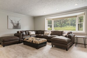 تلفزيون ذكي، مدفأة، ألعاب فيديو، كرة قدم الطاولة