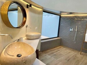 Dusche, Haartrockner, Bidet, Handtücher