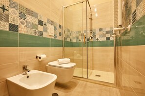 Shower, hair dryer, bidet - Napoli Fuori - One Bedroom Apartment, Sleeps 4 (Arenaccia)