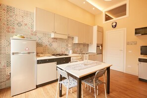 Réfrigérateur, un four, surface de cuisson, grille-pain