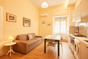 Smart TV - Napoli Fuori - One Bedroom Apartment, Sleeps 4 (Arenaccia)