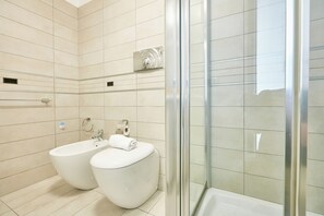 Shower, hair dryer, bidet, towels - Studio Duplex at National Museum (Naples)