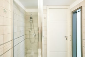Shower, hair dryer, bidet, towels