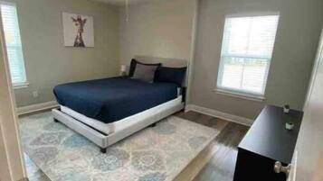 3 bedrooms, desk, iron/ironing board, free WiFi