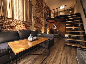 Cabane Design | Coin séjour | TV connectée de 42 pouces avec chaînes par satellite, cheminée