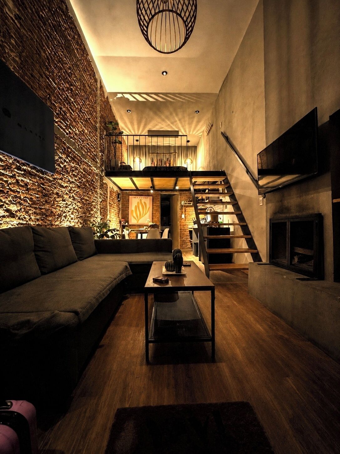 Design Cabin | Living area | 42-inch Smart TV with satellite channels, fireplace