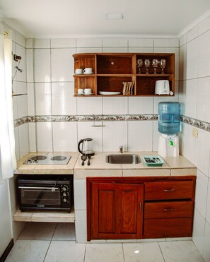 Refrigerador, horno, tetera/pava eléctrica, utensilios de cocina