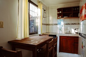 Refrigerador, horno, tetera/pava eléctrica, utensilios de cocina