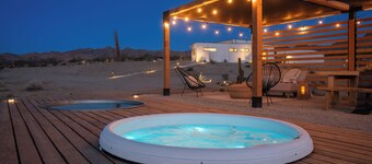 Mojave Villa: Desert Retreat with 360° views+Hot Tub+Designer Interior/Landscape