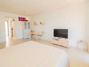 Tabla de planchar con plancha, wifi gratis y ropa de cama 