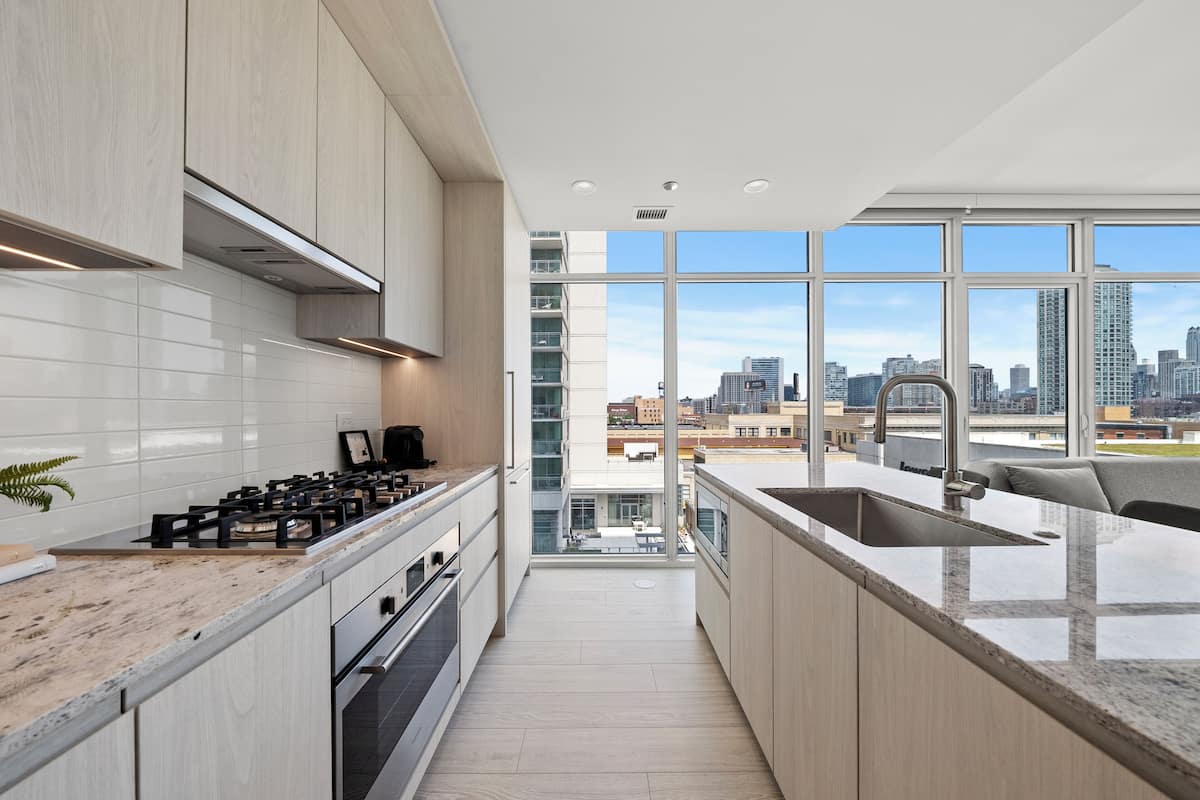 Réfrigérateur, four à micro-ondes, un four, surface de cuisson