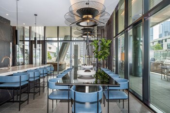 Executive lounge at Level Chicago Fulton Market