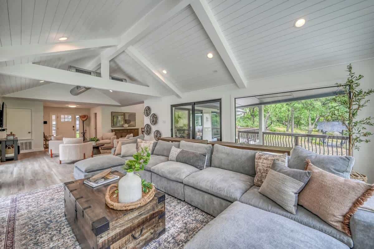 House, Multiple Beds, Hot Tub (2865 Edgegrove) | Living area